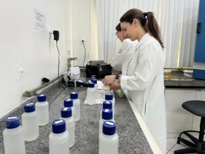 Análises no LAboratório Municipal (Foto: Prefeitura de Blumenau)