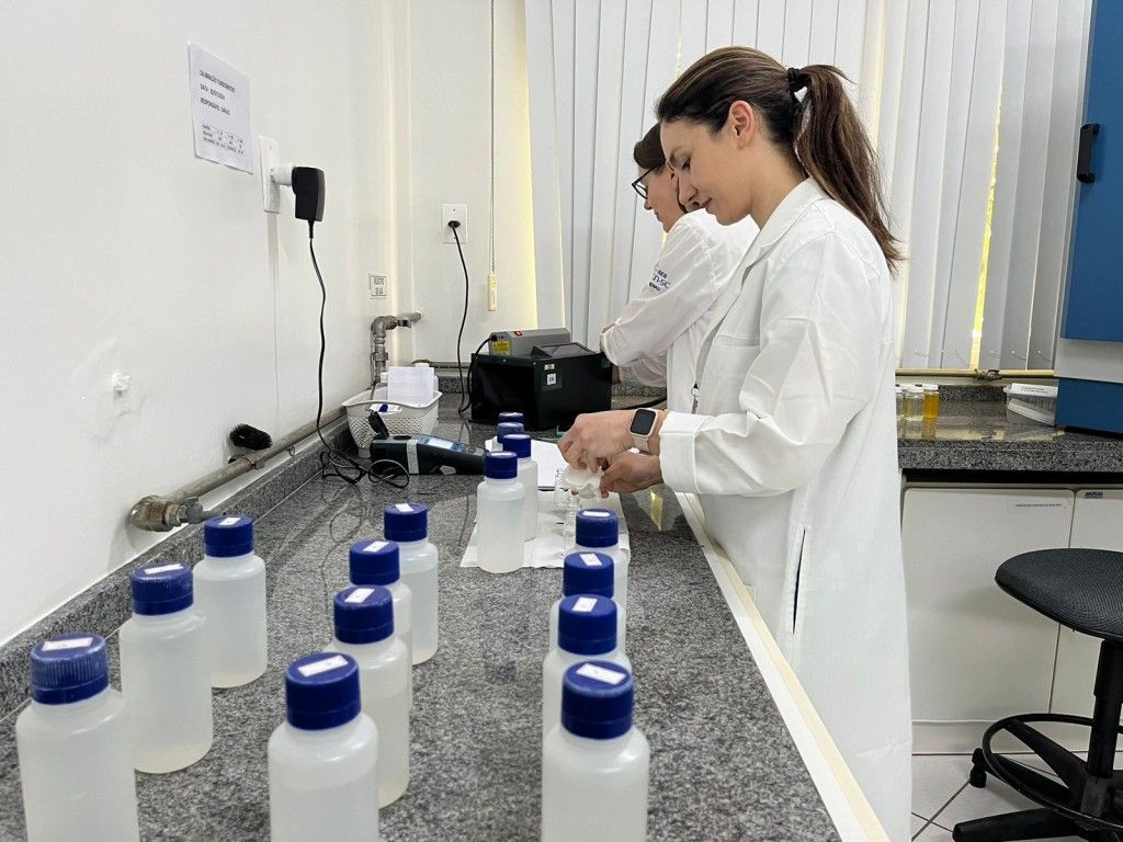 Análises no LAboratório Municipal (Foto: Prefeitura de Blumenau)