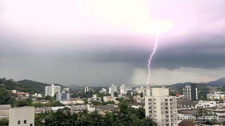 Chuva acompanhada de muitos raios | Foto: Vanessa Brida (Portal da Cidade Blumenau)