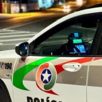 Mulher chama polícia após marido jogar chaleira contra ela em Blumenau