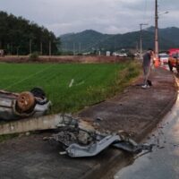 Carro capota após colidir em poste em Gaspar