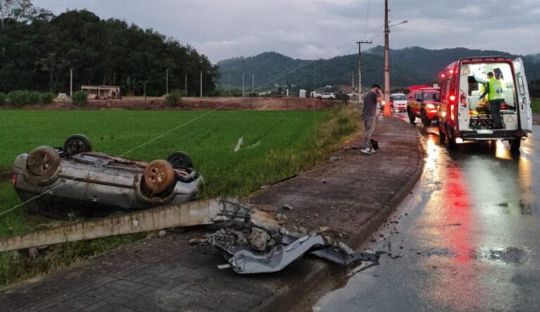 Carro capota após colidir em poste em Gaspar