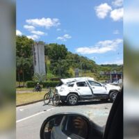 Carro cai de viaduto na BR-470, em Blumenau