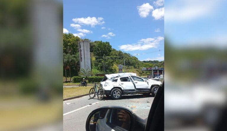 Carro cai de viaduto na BR-470, em Blumenau