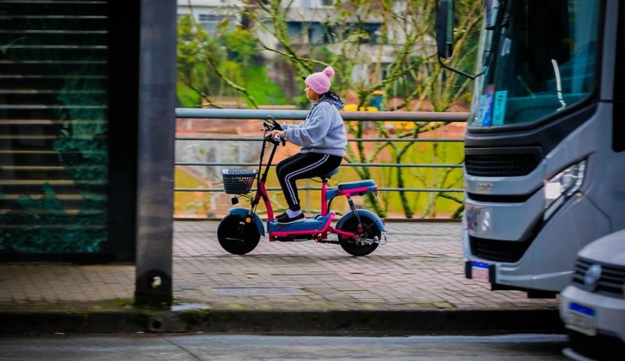 Sancionada lei que cria regras de circulação de ciclomotores, bicicletas elétricas e autopropelidos em Blumenau
