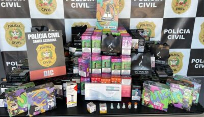 Venda ilegal de cigarros eletrônicos e remédios para emagrecer termina com mulher presa em Blumenau