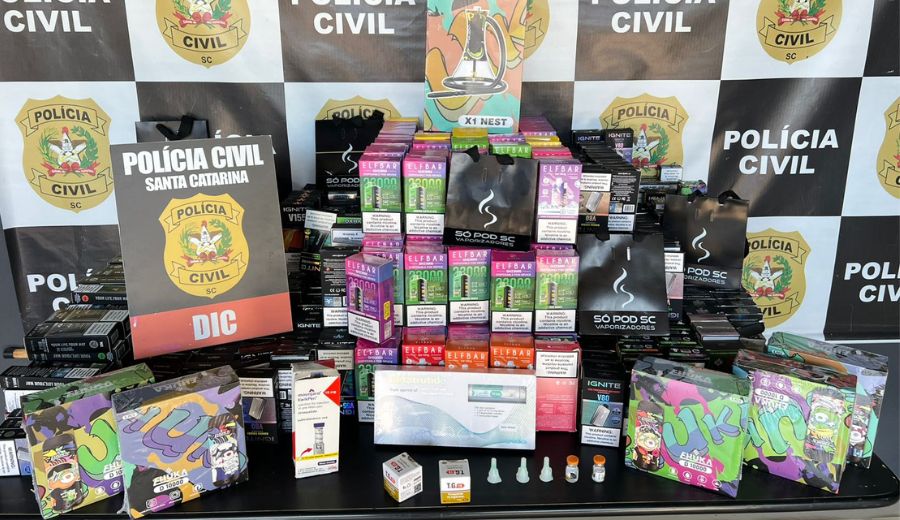 Venda ilegal de cigarros eletrônicos e remédios para emagrecer termina com mulher presa em Blumenau