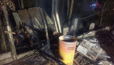 Incêndio destrói galinheiro e mobiliza Corpo de Bombeiros em Blumenau