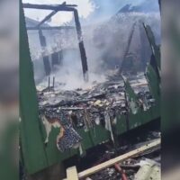 VÍDEO - Incêndio destrói casa em Indaial mobiliza Corpo de Bombeiros