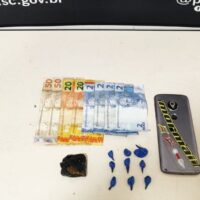 Homem é preso por tráfico de drogas em casa abandonada em Blumenau