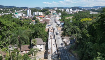 Obra interdita trecho da Rua 2 de Setembro durante o fim de semana em Blumenau