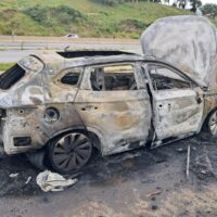 Incêndio em veículo em Blumenau reacende debate sobre riscos e combate a fogo em carros eletrificados