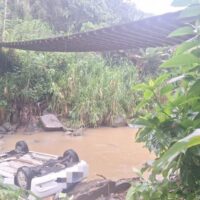 Idoso morre após carro cair em rio, em Blumenau