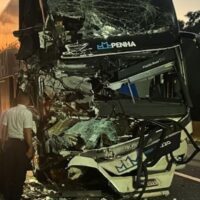 Ônibus com destino a Blumenau se envolve em acidente e motorista morre, no Paraná