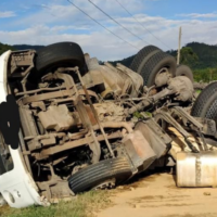 Carreta tomba e causa transtornos no trânsito da BR-470