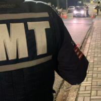 Motorista é detido após fugir de acidente e atingir agente de trânsito em Blumenau