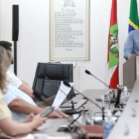 Secretário reconhece falhas na manutenção urbana de Blumenau e recebe críticas na Câmara