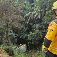 Motorista fica ferido após furgão capotar e cair em ribanceira de 50 metros