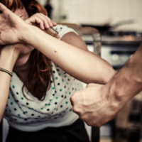 Homem é preso após agredir esposa e tentar enforcá-la em Pomerode