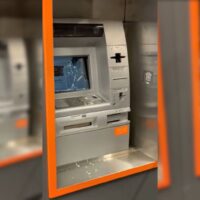 VÍDEO – Banco tem caixas eletrônicos danificados por pedrada no Centro de Blumenau