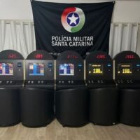 Casa de jogos de azar é descoberta com 25 máquinas em Blumenau