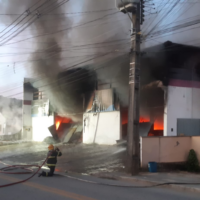 Incêndio de grandes proporções mobiliza bombeiros no bairro Fortaleza