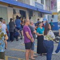Moradores protestam por melhorias em frente a ESF de Blumenau