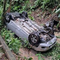 Carro com casal de idosos cai em ribanceira na SC-108, em Blumenau