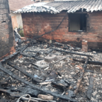 Fogo destrói parte de casa e se espalha para imóvel vizinho no bairro Fidélis