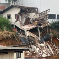 Parte de casa desaba após imóvel rachar ao meio em Blumenau