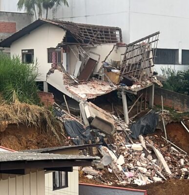 Parte de casa desaba após imóvel rachar ao meio em Blumenau