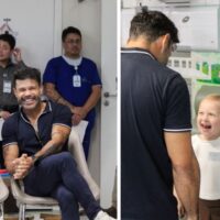 Cantor Marcos, da dupla Marcos & Belutti, canta para pacientes do Hospital Santo Antônio