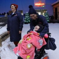 Menina de 4 anos em cuidados paliativos em hospital de Blumenau realiza sonho de ver a “neve”
