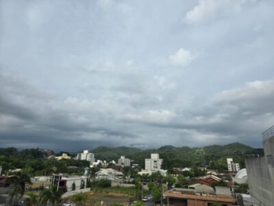 Chegada de nova frente fria e ventos fortes nesta quarta-feira