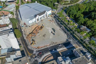 Rua é deslocada e muda trânsito no Centro Histórico de Blumenau