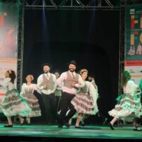 Festival leva danças de oito etnias e programação gratuita ao Teatro Carlos Gomes, em Blumenau