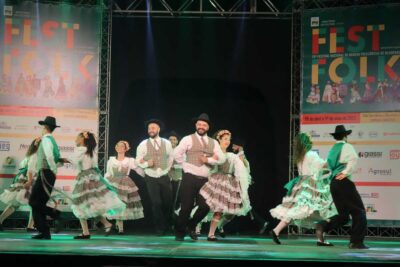 Festival leva danças de oito etnias e programação gratuita ao Teatro Carlos Gomes, em Blumenau