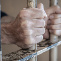 Homem é detido após furtar produtos e desacatar policiais em mercado de Blumenau