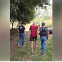 Idoso é preso após ameaçar policiais e esconder arsenal dentro de casa em Ascurra