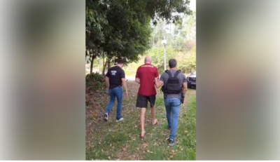 Idoso é preso após ameaçar policiais e esconder arsenal dentro de casa em Ascurra