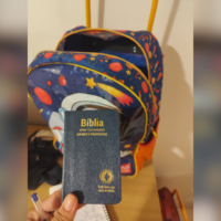 Mãe denuncia violação de segurança após Bíblia ser colocada em mochila de aluno em Blumenau