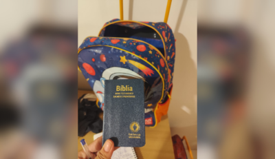 Mãe denuncia violação de segurança após Bíblia ser colocada em mochila de aluno em Blumenau