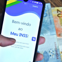 INSS antecipa 13º de aposentados e pensionistas para abril e maio