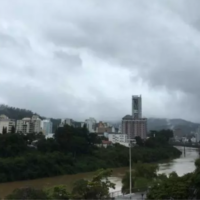 Frente fria mantém o tempo fechado no domingo
