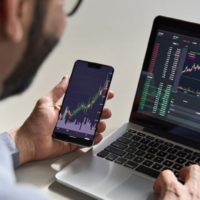 Mercado em movimento: Dólar segue cotado abaixo dos R$5
