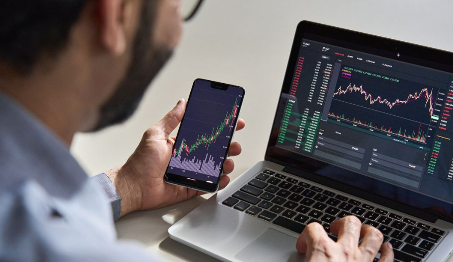 Mercado em movimento: Dólar segue cotado abaixo dos R$5