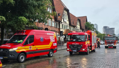 Princípio de incêndio mobiliza bombeiros em restaurante na Vila Germânica, em Blumenau