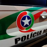 Homem encontrado morto dentro de carro em Blumenau é identificado