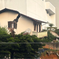 Casa “racha ao meio” no bairro Escola Agrícola, em Blumenau