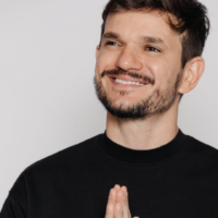Padre Patrick, fenômeno nas redes sociais, anuncia show em Blumenau em julho